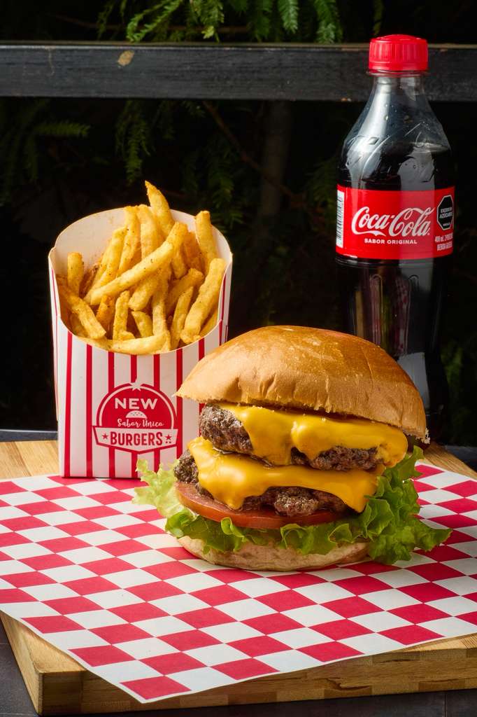 Hamburguesa doble con papas fritas y Coca-Cola en New Burgers, El Poblado