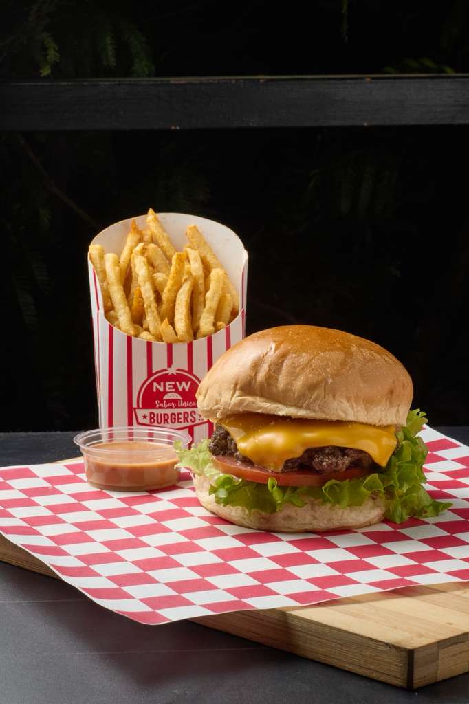 Combo hamburguesa doble con queso y papas fritas