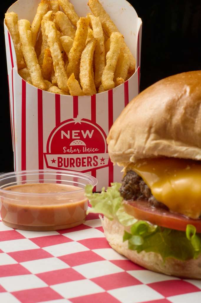 Papas fritas en caja New Burgers con hamburguesa y salsa