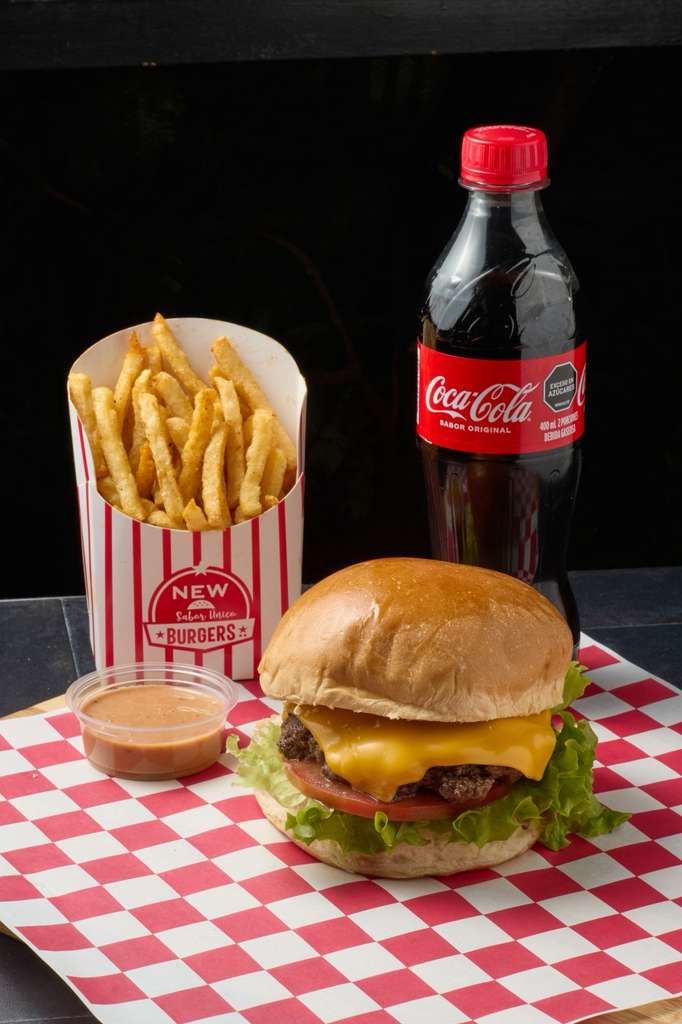 Combo cheeseburger con papas fritas y Coca-Cola