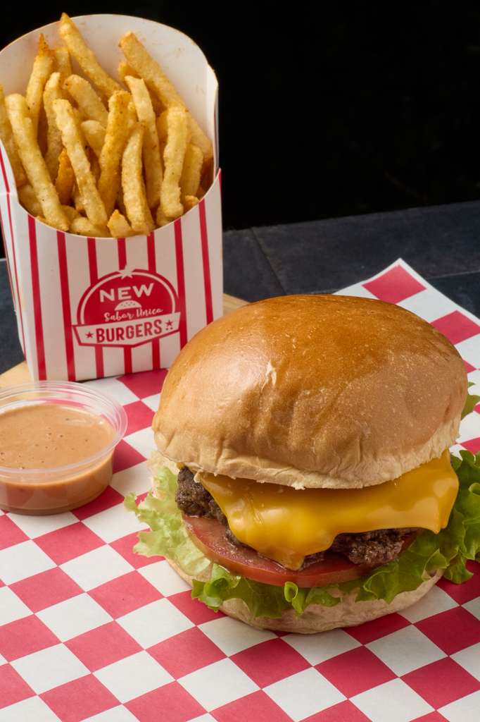 Hamburguesa con queso y papas fritas sazonadas