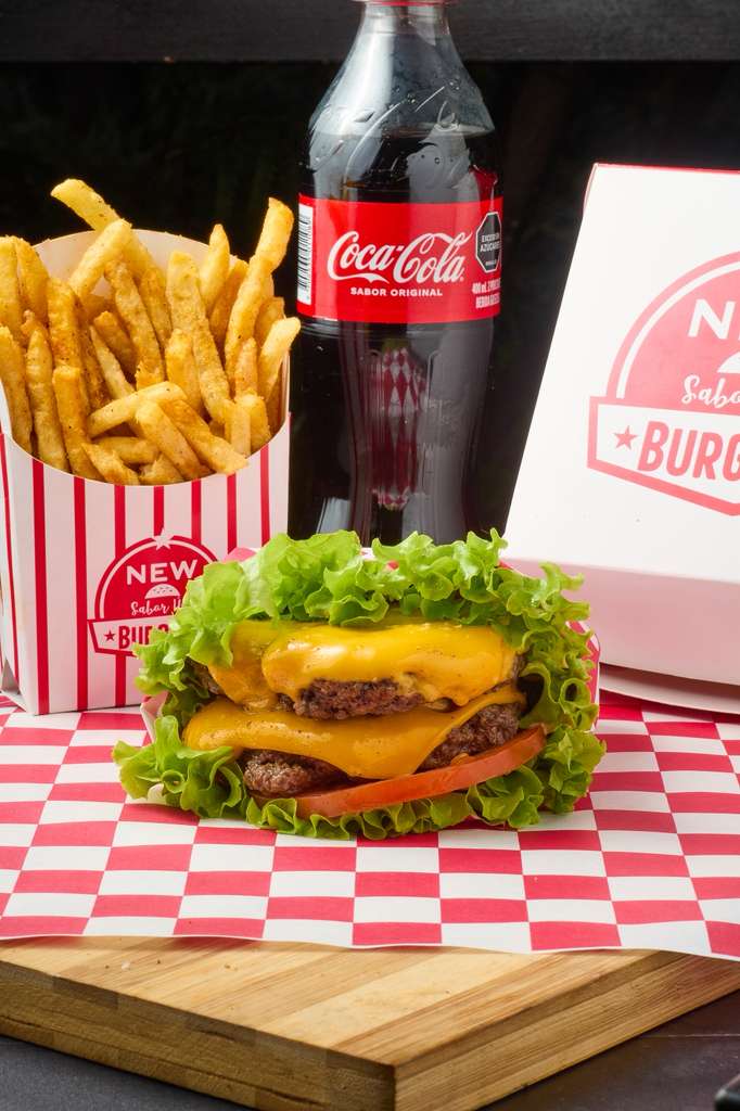 Hamburguesa doble envuelta en lechuga, sin pan