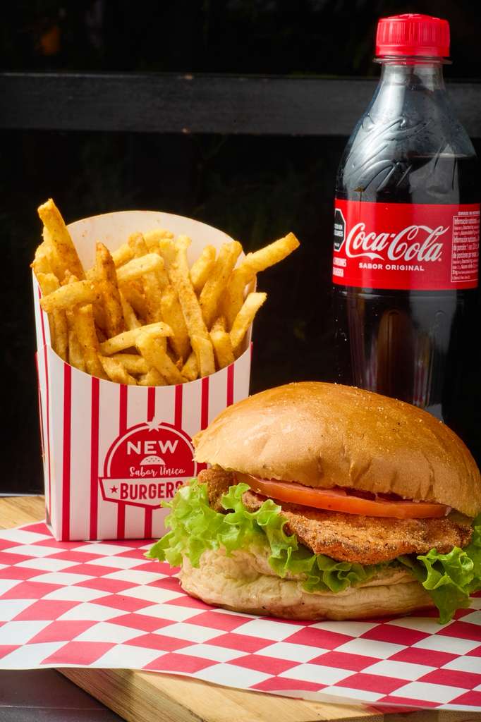 Hamburguesa de pollo crispy con tomate y lechuga