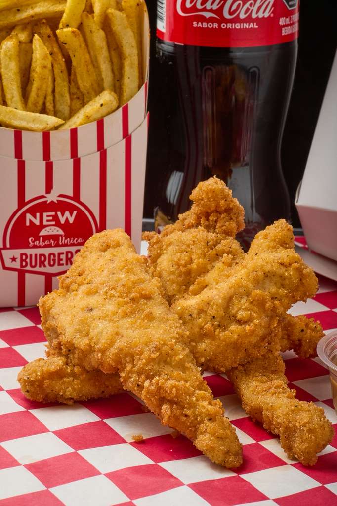 Chicken tenders apanados con papas fritas y Coca-Cola