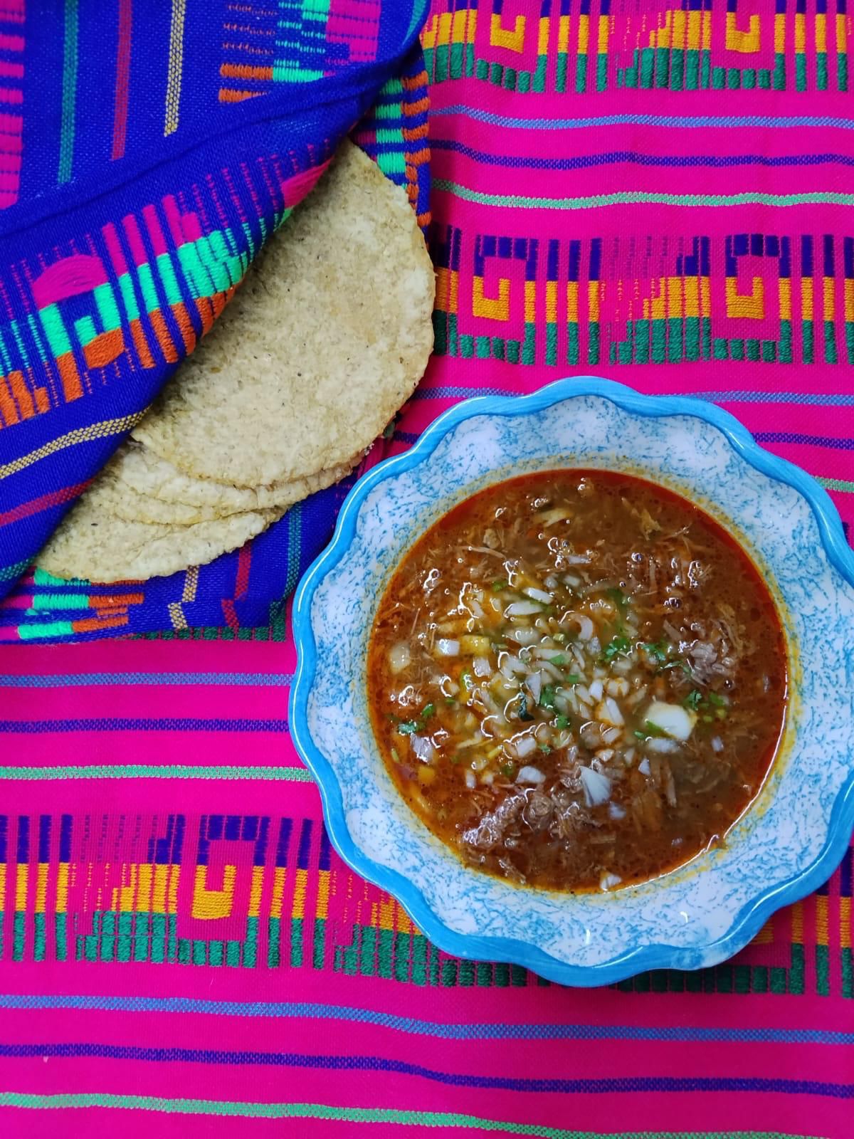 Consomé de birria con tortillas de maíz