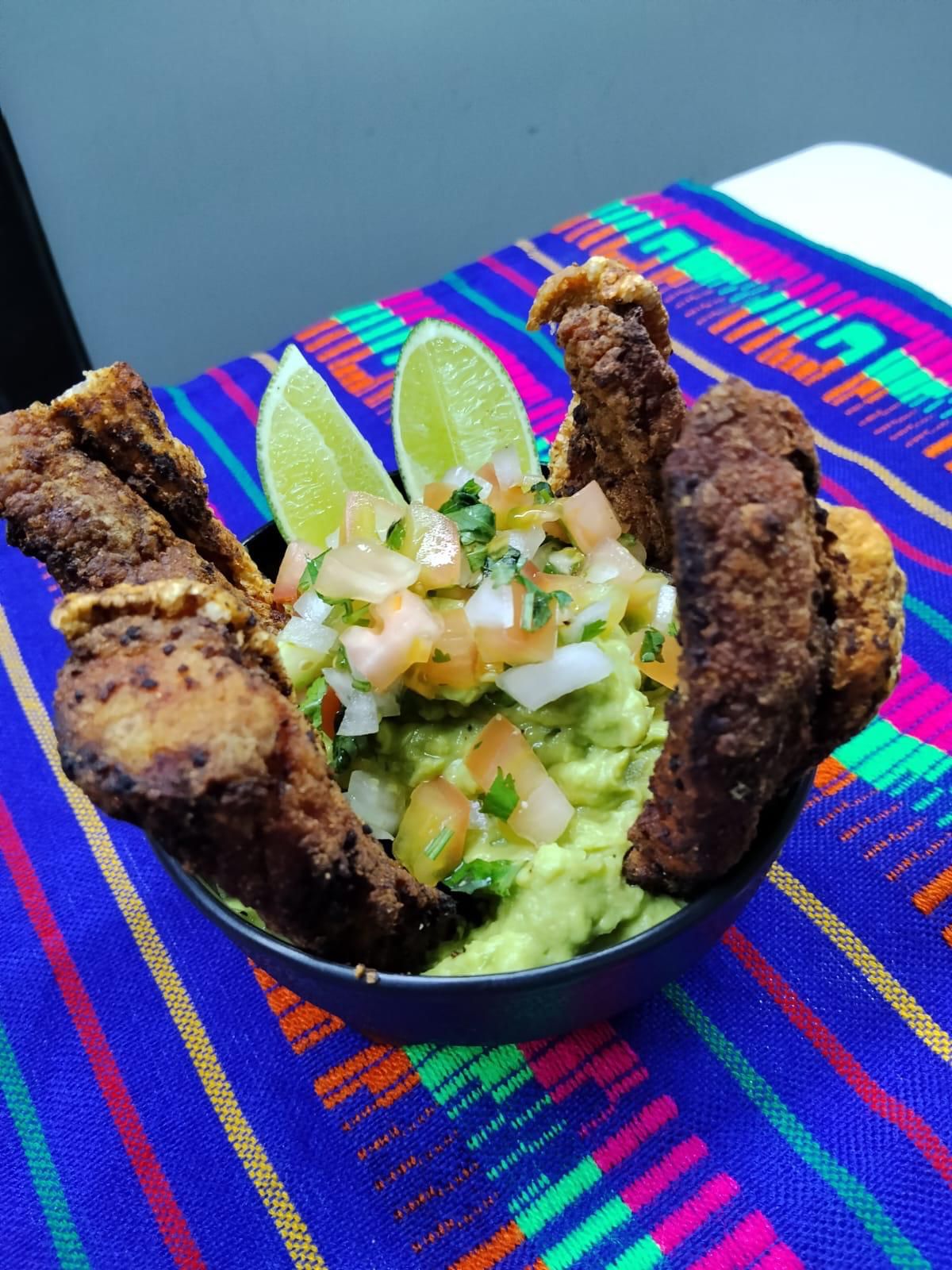 Chicharrón crocante con guacamole, pico de gallo y limón