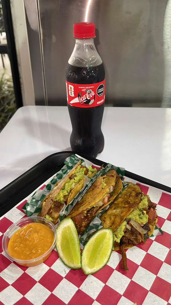 Tacos dorados con guacamole, limón y salsa — New Burgers Medellín