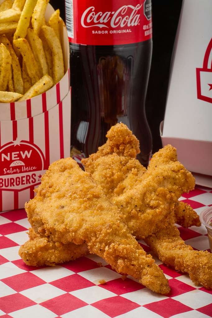 Chicken tenders apanados con papas fritas sazonadas